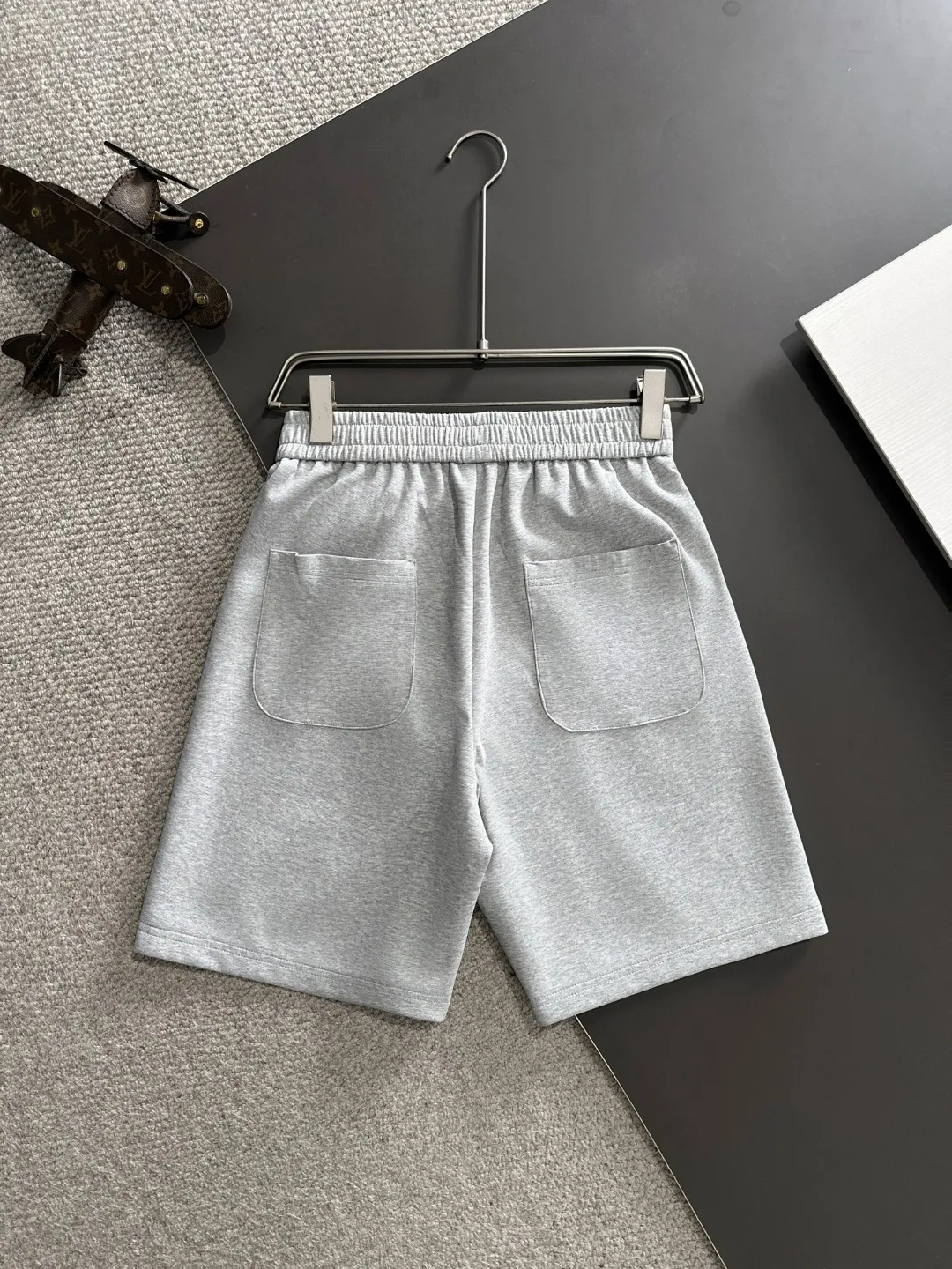 🅿️330 shipped next day. High quality Stone Island/Stone Island 2025 spring and summer new high-definition elastic band casual solid color loose shorts. Made with machines imported from Italy. The hem of the trousers is stitched with two needles. The stitching is fine and firm. The fabric is customized at the counter. It has high breathability and comfort. The details are impeccable. The brand element design concept reflects high quality. It feels delicate and soft! It presents a casual cut and the upper body shape is great! Size: S-XXL